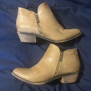 Women’s, tan zip up booties size 7 1/2